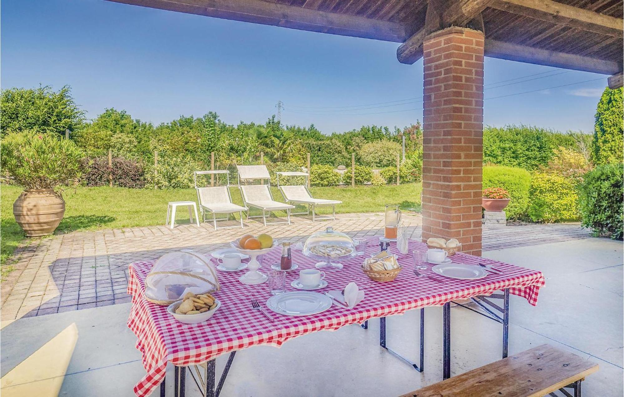 Awesome Home In Ariano Nel Polesine With Kitchen San Basilio Exterior foto