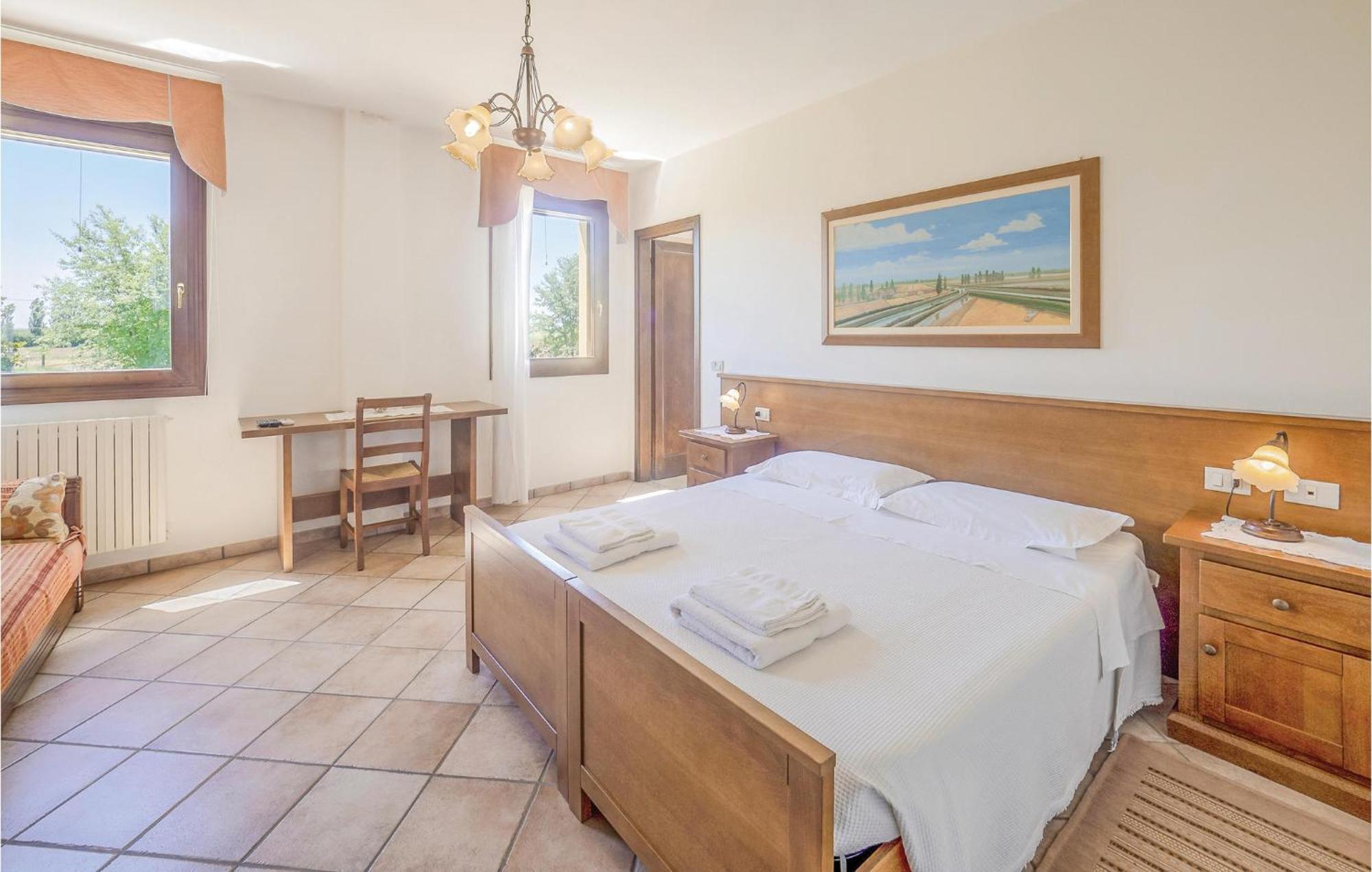 Awesome Home In Ariano Nel Polesine With Kitchen San Basilio Exterior foto