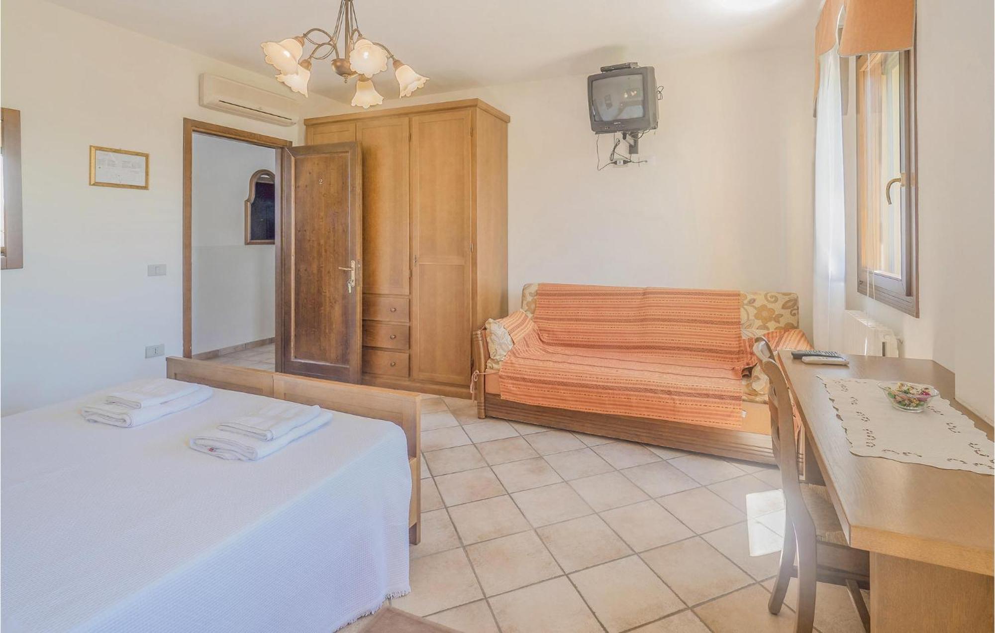 Awesome Home In Ariano Nel Polesine With Kitchen San Basilio Exterior foto
