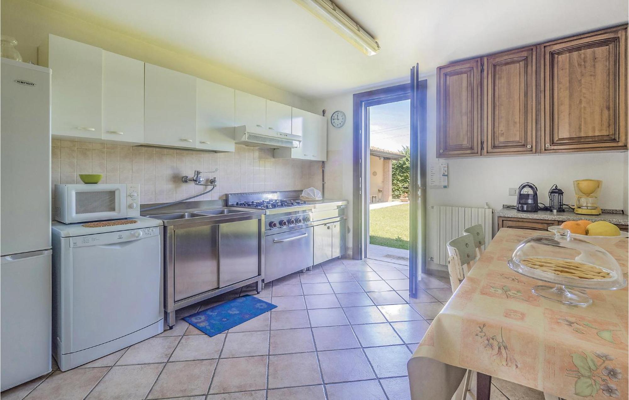 Awesome Home In Ariano Nel Polesine With Kitchen San Basilio Exterior foto