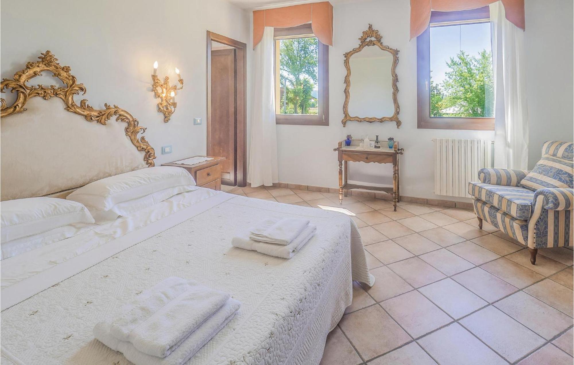 Awesome Home In Ariano Nel Polesine With Kitchen San Basilio Exterior foto